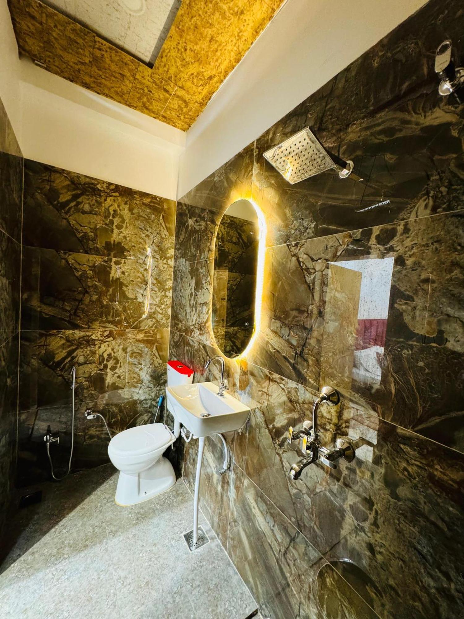 Aura Homestay Varanasi Luaran gambar